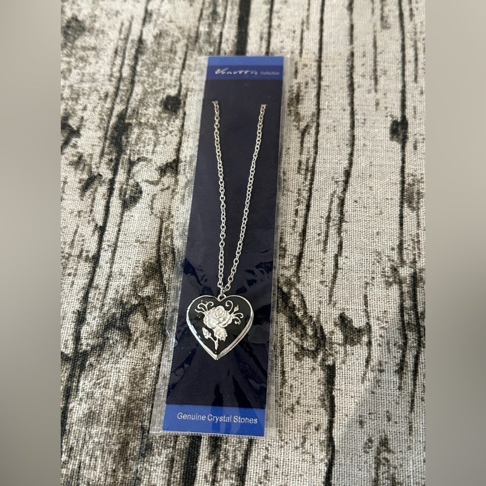 - Heart detail necklace locket new floral detail gift jewellery - Picture 1 of 7